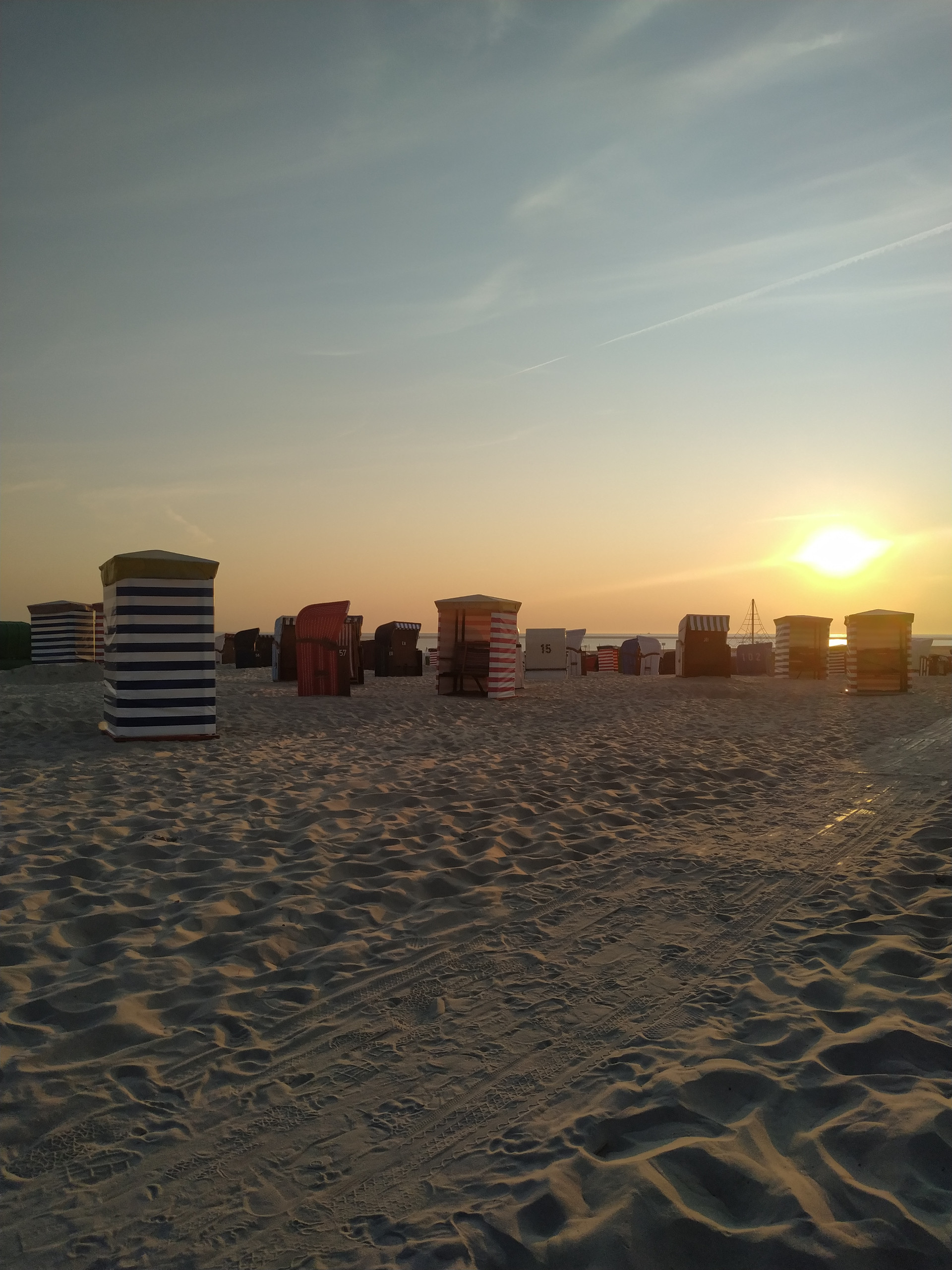 Strandzelte und Weg vor Sonnenuntergang